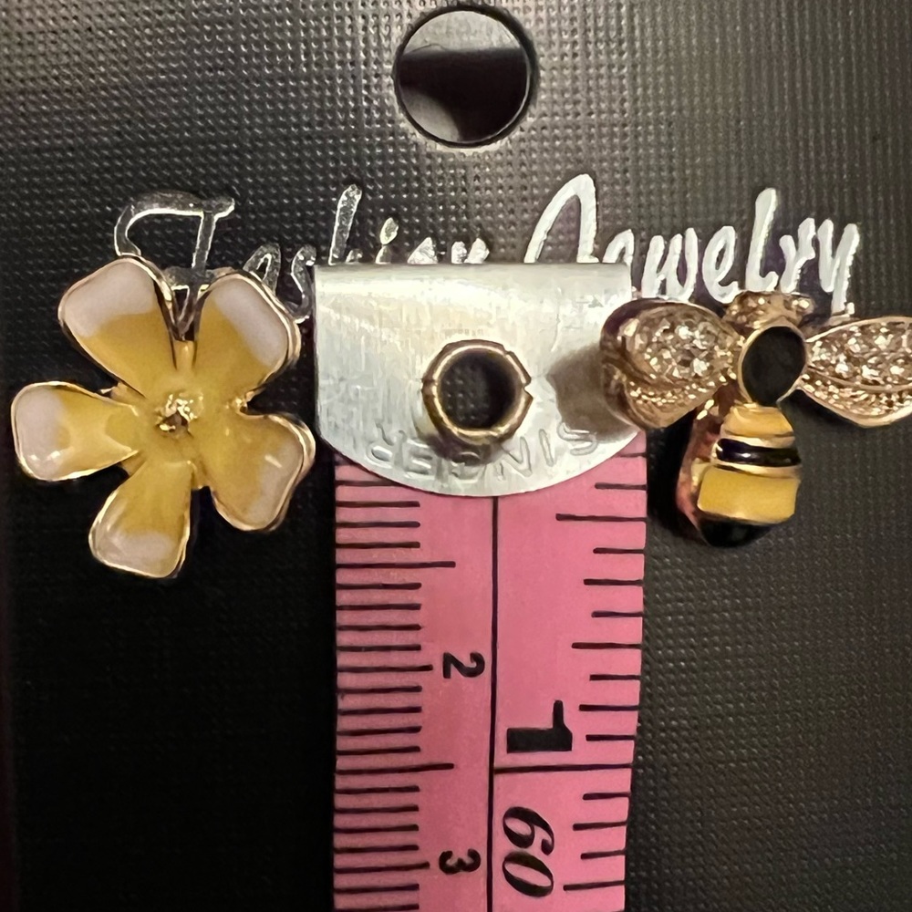 Bee & flower rhinestone mismatched stud earrings - Picture 4 of 4